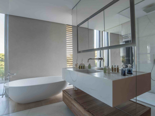 villa in St Tropez : Rent this modern villa located close to the famous Club 55, with a wonderful sea view which can accommodate 12 guests. - Photo 20