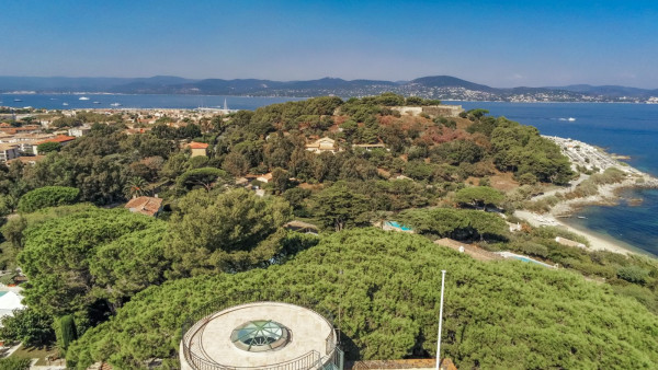 villa in St Tropez : Rent this beautiful 5 bedroom villa located within walking distance to the centre of St Tropez - Photo 6