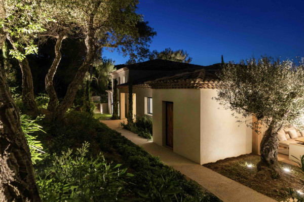 villa in St Tropez : Rent this brand new villa inside 'Les Parcs de Saint Tropez' with a nice sea view and large outdoor space. - Photo 27