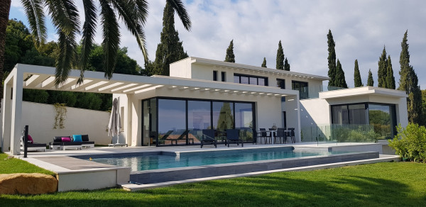 villa in St Tropez : Rent this modern 4 bedroom villa which offers a great Seaview - Photo 1
