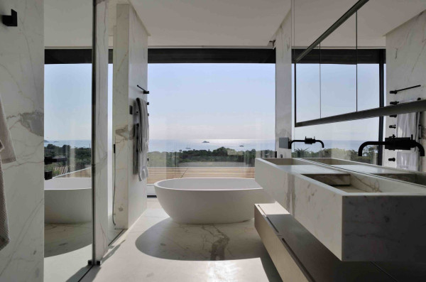 villa in St Tropez : Rent this modern villa located close to the famous Club 55, with a wonderful sea view which can accommodate 12 guests. - Photo 15