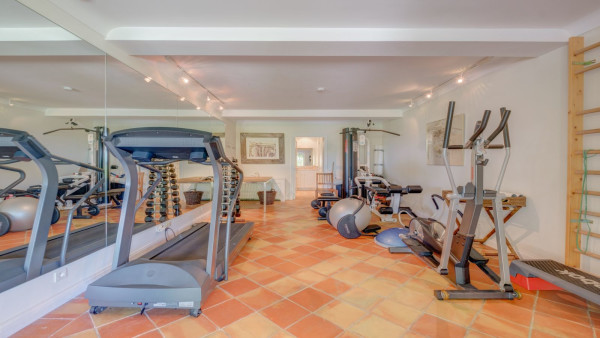 villa in St Tropez : Rent this beautiful 5 bedroom villa located within walking distance to the centre of St Tropez - Photo 28