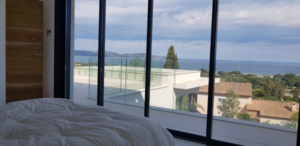 villa in St Tropez : Rent this modern 4 bedroom villa which offers a great Seaview - Photo 15