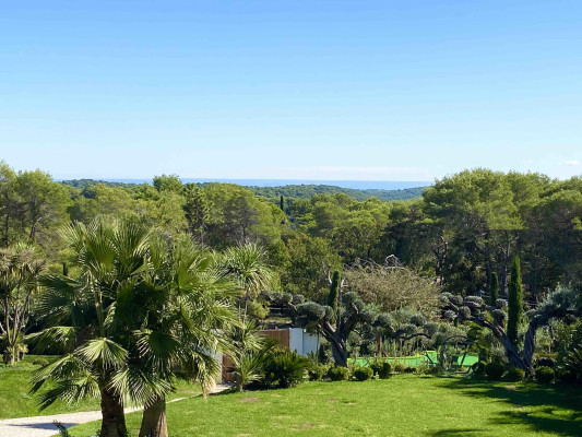villa in Mougins : Rent stunning newly built 5 bedroom villa in an exclusive area of Mougins with easy access to Cannes - Photo 2