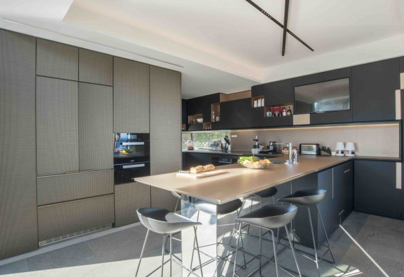 villa in St Tropez : Rent this modern villa located close to the famous Club 55, with a wonderful sea view which can accommodate 12 guests. - Photo 7