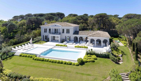 villa in St Tropez : Rent this 7 bedrooms luxurious villa located in L'escalet with a sea and hill view. - Photo 0