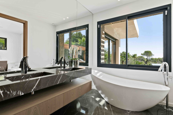 villa in Mougins : Rent stunning newly built 5 bedroom villa in an exclusive area of Mougins with easy access to Cannes - Photo 26