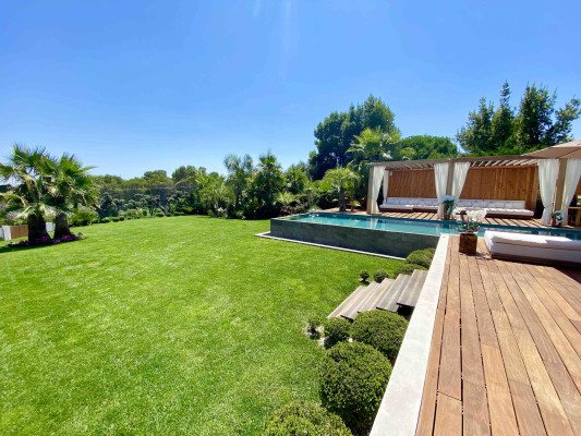 villa in Mougins : Rent stunning newly built 5 bedroom villa in an exclusive area of Mougins with easy access to Cannes - Photo 5