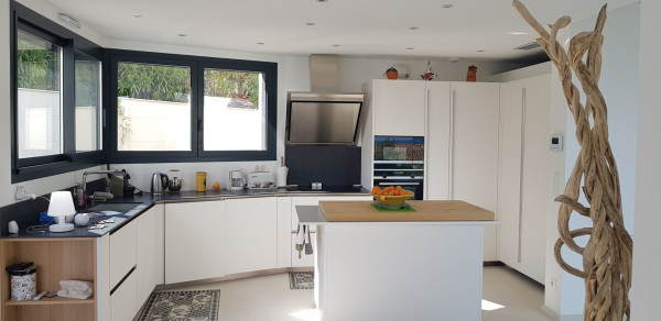 villa in St Tropez : Rent this modern 4 bedroom villa which offers a great Seaview - Photo 6