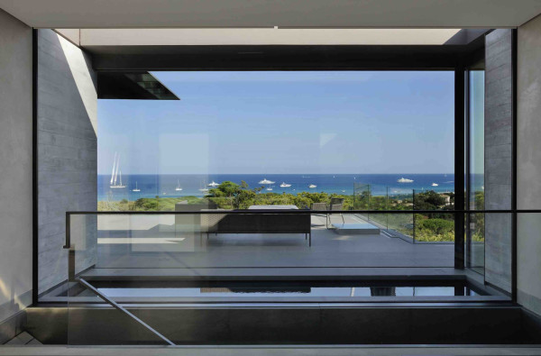 villa in St Tropez : Rent this modern villa located close to the famous Club 55, with a wonderful sea view which can accommodate 12 guests. - Photo 2