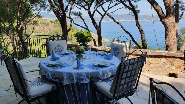 villa in St Tropez : Rent this beautiful 5 bedroom villa located within walking distance to the centre of St Tropez - Photo 10