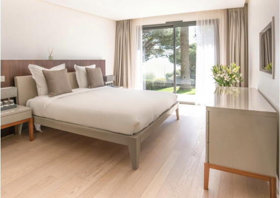 villa in Cannes : Rent Ultra Modern 7 bedroom villa overlooking the Islands off Cannes with easy access into the Croisette - Photo 21