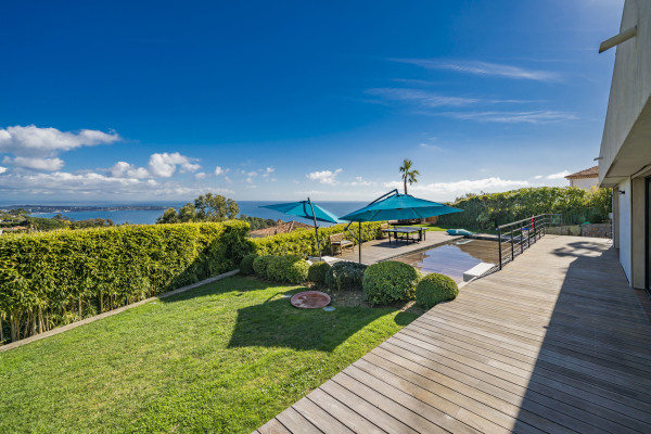 villa in Cannes : Rent this modern villa with a wonderful sea view located in a quiet area. - Photo 29