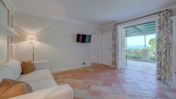 villa in St Tropez : Rent this beautiful 5 bedroom villa located within walking distance to the centre of St Tropez - Photo 23