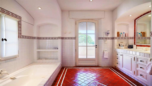 villa in St Tropez : Rent this 7 bedroom villa inside 'Les Parcs de St Tropez' - Photo 18