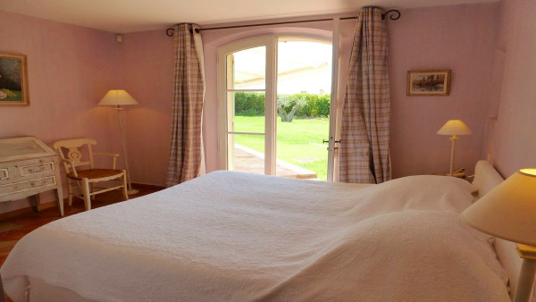 villa in St Tropez : Rent this 7 bedroom villa inside 'Les Parcs de St Tropez' - Photo 16