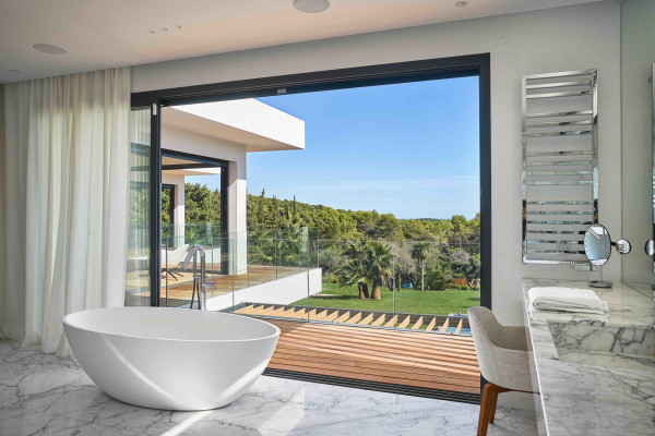 villa in Mougins : Rent stunning newly built 5 bedroom villa in an exclusive area of Mougins with easy access to Cannes - Photo 23