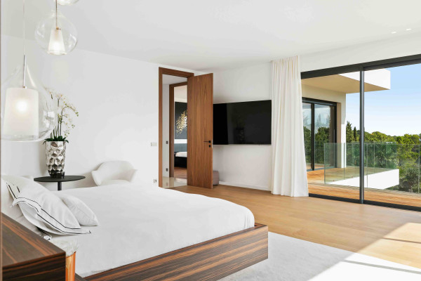 villa in Mougins : Rent stunning newly built 5 bedroom villa in an exclusive area of Mougins with easy access to Cannes - Photo 40
