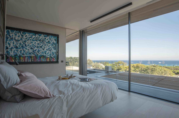 villa in St Tropez : Rent this modern villa located close to the famous Club 55, with a wonderful sea view which can accommodate 12 guests. - Photo 14