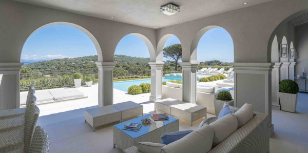 villa in St Tropez : Rent this 7 bedrooms luxurious villa located in L'escalet with a sea and hill view. - Photo 2