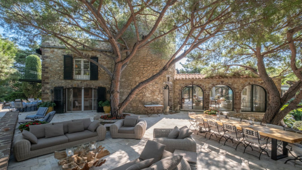 villa in St Tropez : Rent this beautiful 5 bedroom villa located within walking distance to the centre of St Tropez - Photo 2