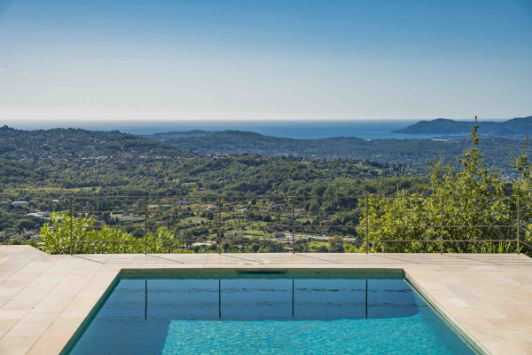 villa in Châteauneuf-Grasse : Rent this wonderful 5 bedroom house with a gorgeous hill and sea view - Photo 1