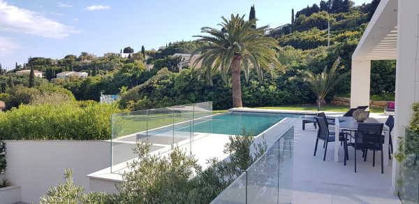 villa in St Tropez : Rent this modern 4 bedroom villa which offers a great Seaview - Photo 18