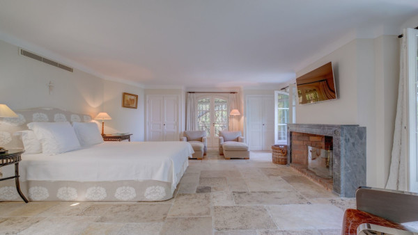 villa in St Tropez : Rent this beautiful 5 bedroom villa located within walking distance to the centre of St Tropez - Photo 20