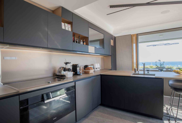 villa in St Tropez : Rent this modern villa located close to the famous Club 55, with a wonderful sea view which can accommodate 12 guests. - Photo 8
