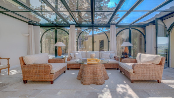 villa in St Tropez : Rent this beautiful 5 bedroom villa located within walking distance to the centre of St Tropez - Photo 17