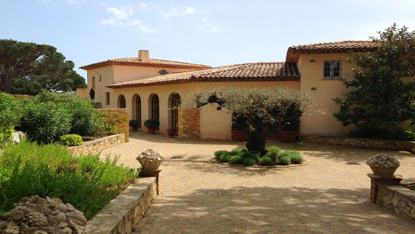 villa in St Tropez : Rent this 7 bedroom villa inside 'Les Parcs de St Tropez' - Photo 2