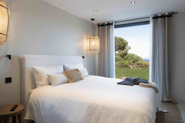 villa in St Tropez : Rent this brand new villa inside 'Les Parcs de Saint Tropez' with a nice sea view and large outdoor space. - Photo 19