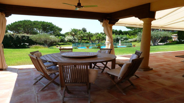 villa in St Tropez : Rent this 7 bedroom villa inside 'Les Parcs de St Tropez' - Photo 4