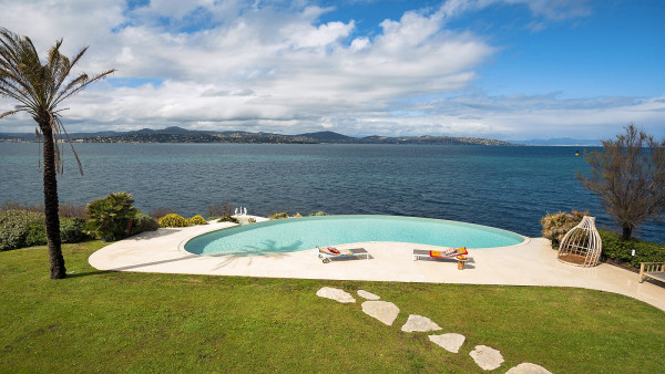 villa in St Tropez : Rent this gorgeous waterfront villa in a prestigious domain in St Tropez - Photo 2