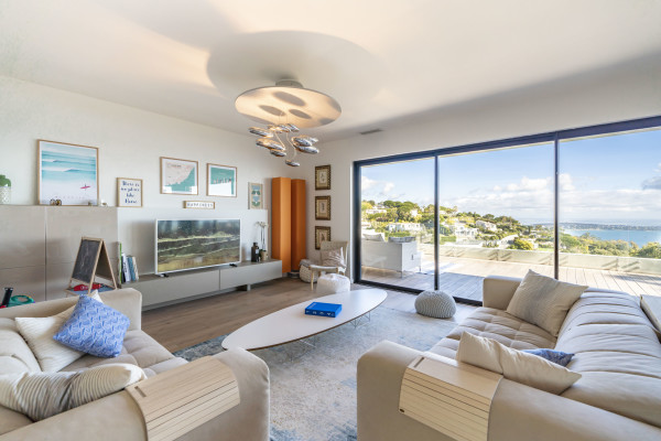 villa in Cannes : Rent this modern villa with a wonderful sea view located in a quiet area. - Photo 4