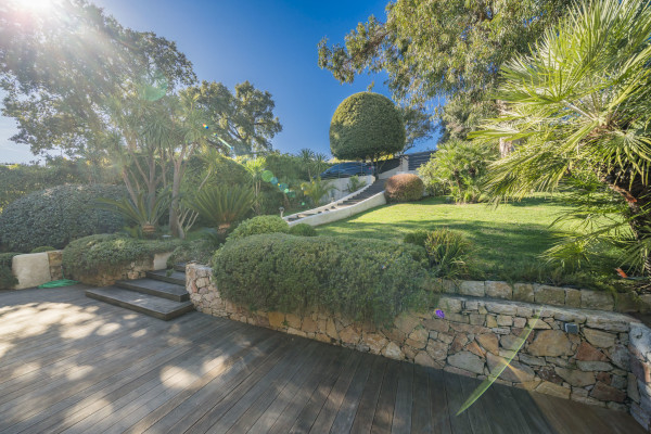 villa in Cannes : Rent this modern villa with a wonderful sea view located in a quiet area. - Photo 35