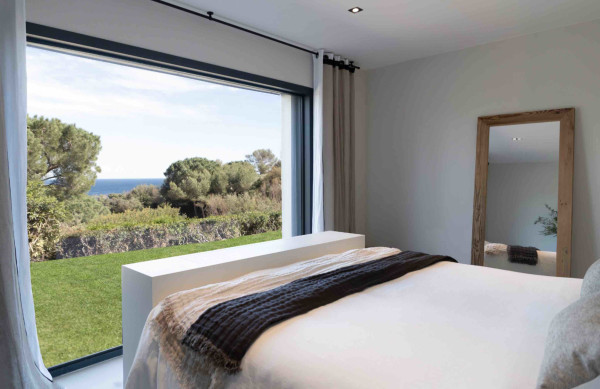 villa in St Tropez : Rent this brand new villa inside 'Les Parcs de Saint Tropez' with a nice sea view and large outdoor space. - Photo 14