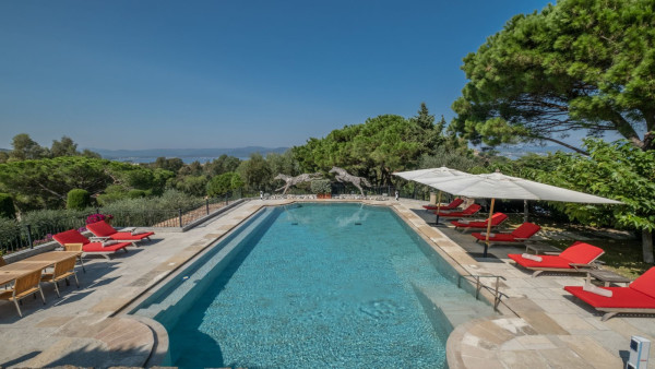 villa in St Tropez : Rent this beautiful 5 bedroom villa located within walking distance to the centre of St Tropez - Photo 12