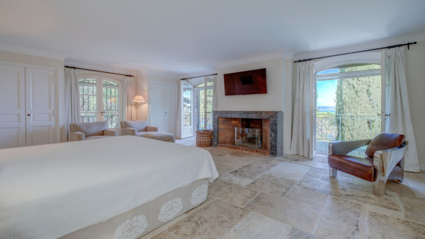 villa in St Tropez : Rent this beautiful 5 bedroom villa located within walking distance to the centre of St Tropez - Photo 19
