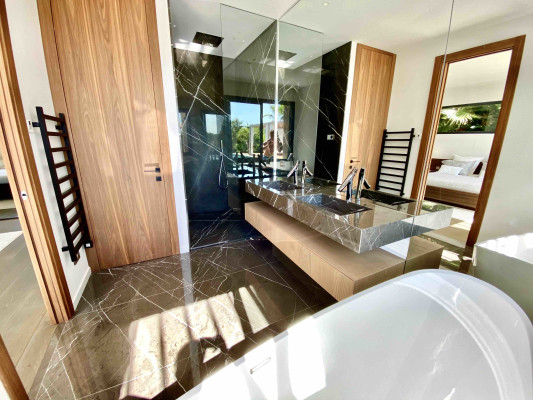 villa in Mougins : Rent stunning newly built 5 bedroom villa in an exclusive area of Mougins with easy access to Cannes - Photo 30