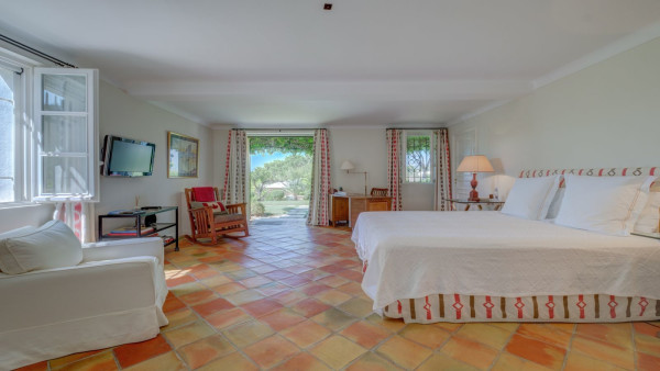 villa in St Tropez : Rent this beautiful 5 bedroom villa located within walking distance to the centre of St Tropez - Photo 25