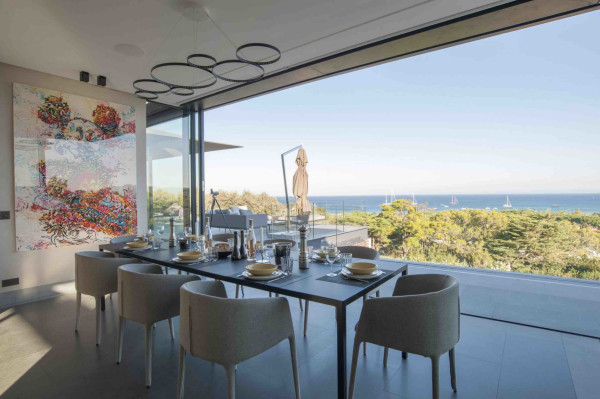 villa in St Tropez : Rent this modern villa located close to the famous Club 55, with a wonderful sea view which can accommodate 12 guests. - Photo 5