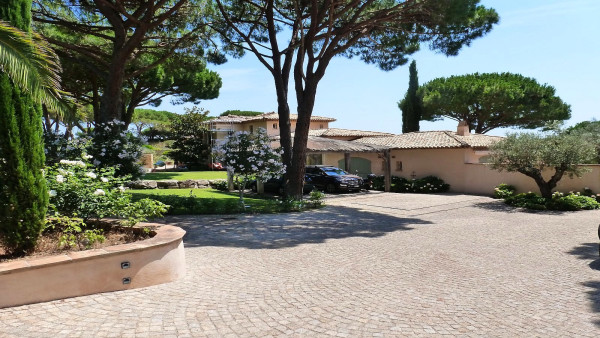 villa in St Tropez : Rent this 7 bedroom villa inside 'Les Parcs de St Tropez' - Photo 25