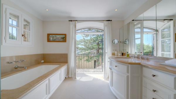 villa in St Tropez : Rent this beautiful 5 bedroom villa located within walking distance to the centre of St Tropez - Photo 21