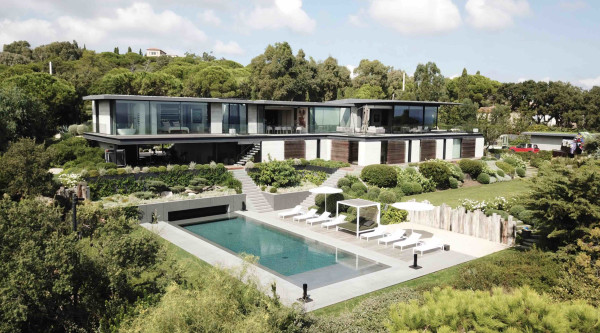 villa in St Tropez : Rent this modern villa located close to the famous Club 55, with a wonderful sea view which can accommodate 12 guests. - Photo 1