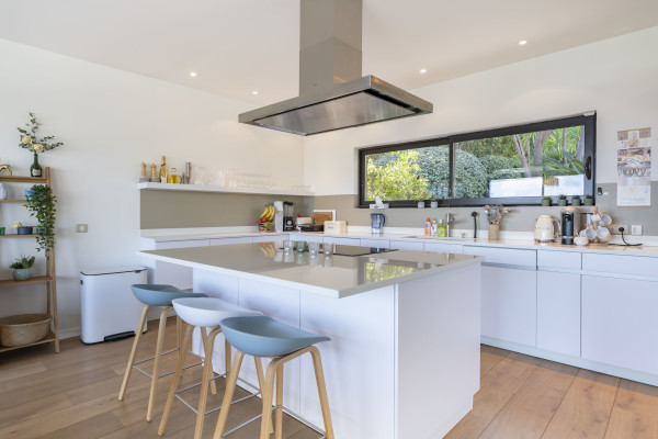 villa in Cannes : Rent this modern villa with a wonderful sea view located in a quiet area. - Photo 8