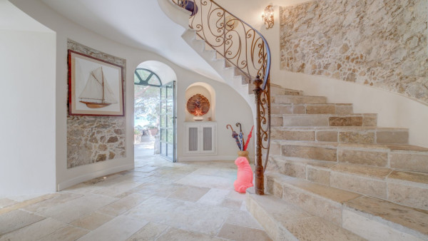 villa in St Tropez : Rent this beautiful 5 bedroom villa located within walking distance to the centre of St Tropez - Photo 13