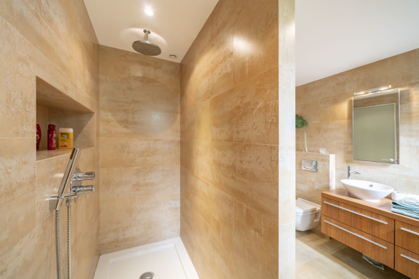 villa in Cannes : Rent this modern villa with a wonderful sea view located in a quiet area. - Photo 11
