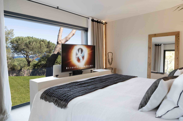 villa in St Tropez : Rent this brand new villa inside 'Les Parcs de Saint Tropez' with a nice sea view and large outdoor space. - Photo 20