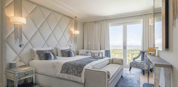 villa in St Tropez : Rent this 7 bedrooms luxurious villa located in L'escalet with a sea and hill view. - Photo 8
